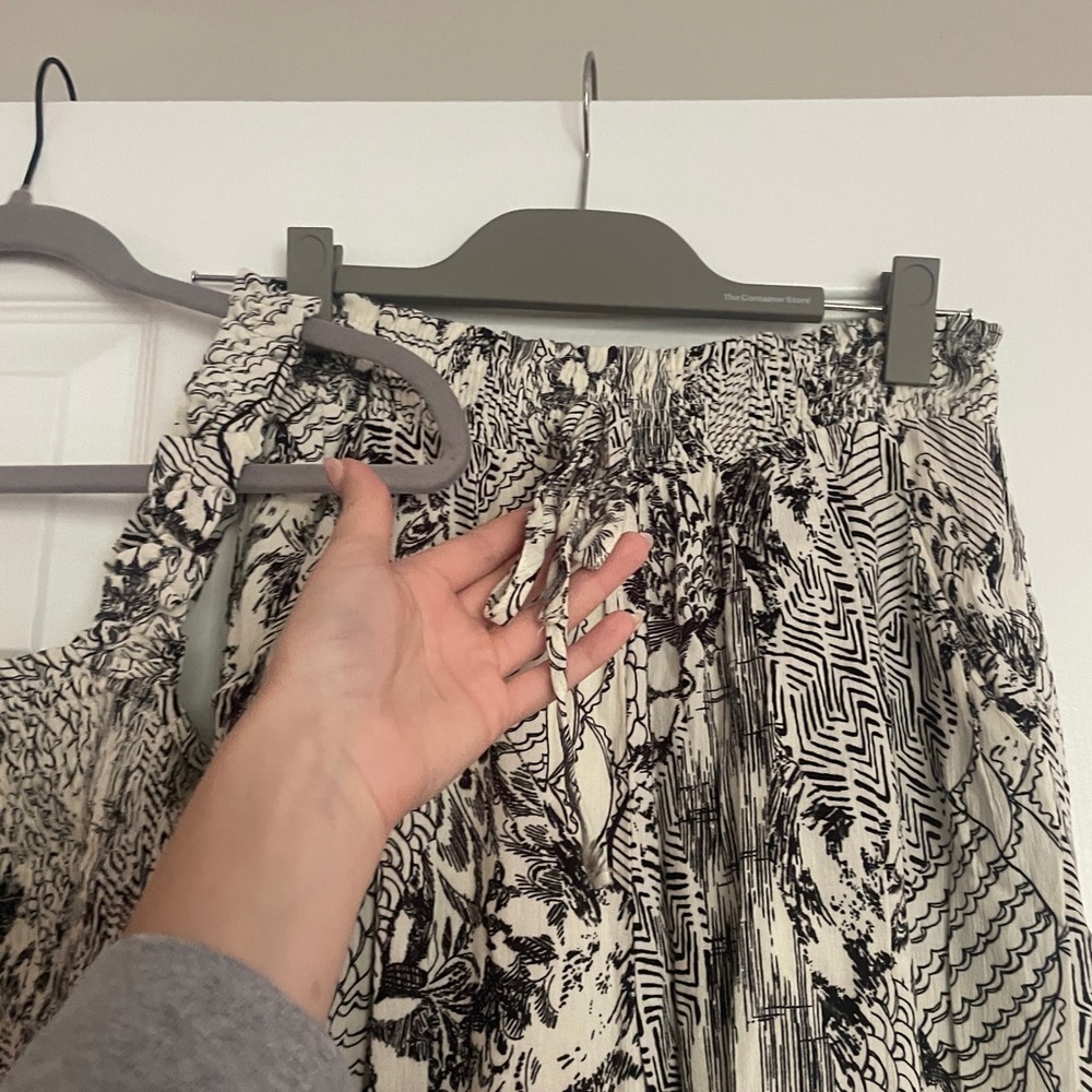 Black and White Patterned Two-Piece Outfit - Picture 3 of 5